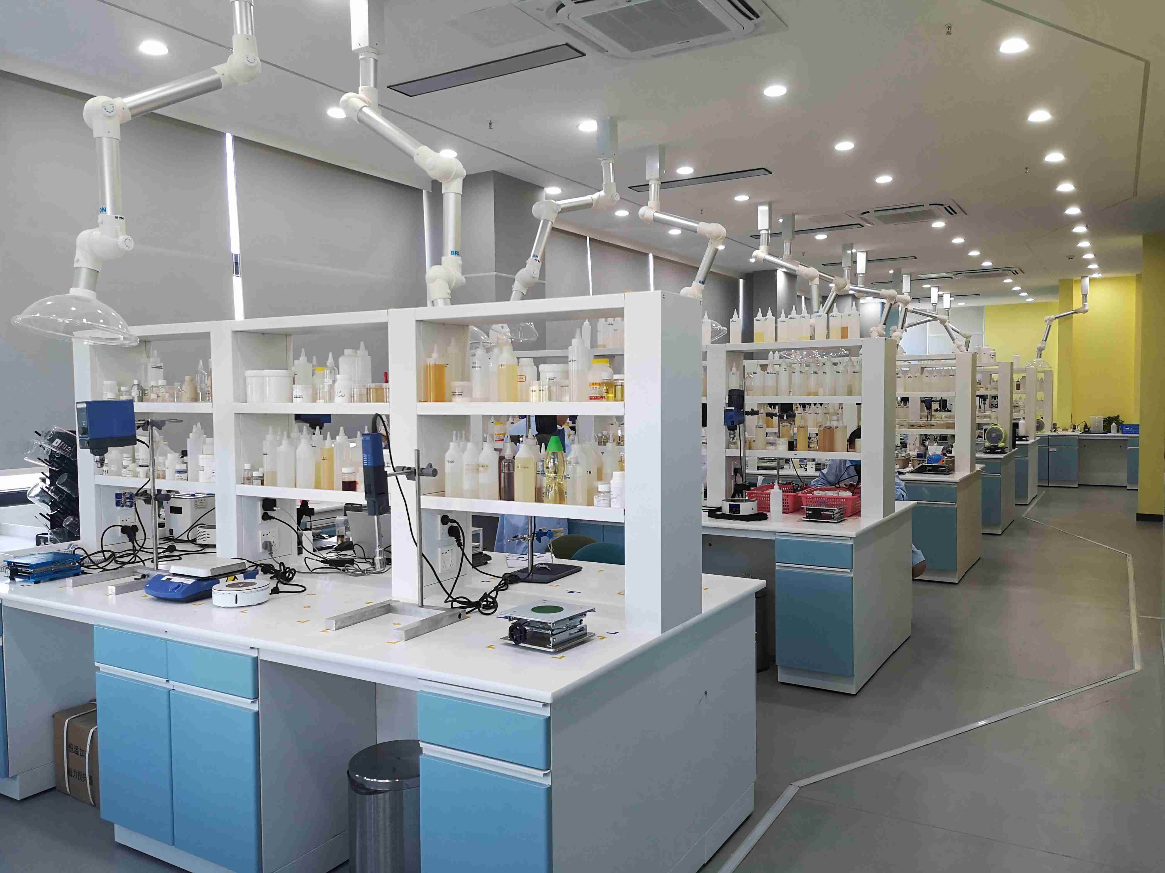 超300m2研發(fā)實驗室，配備打樣及檢測設備，為我們的客戶提供配方及技術支持。