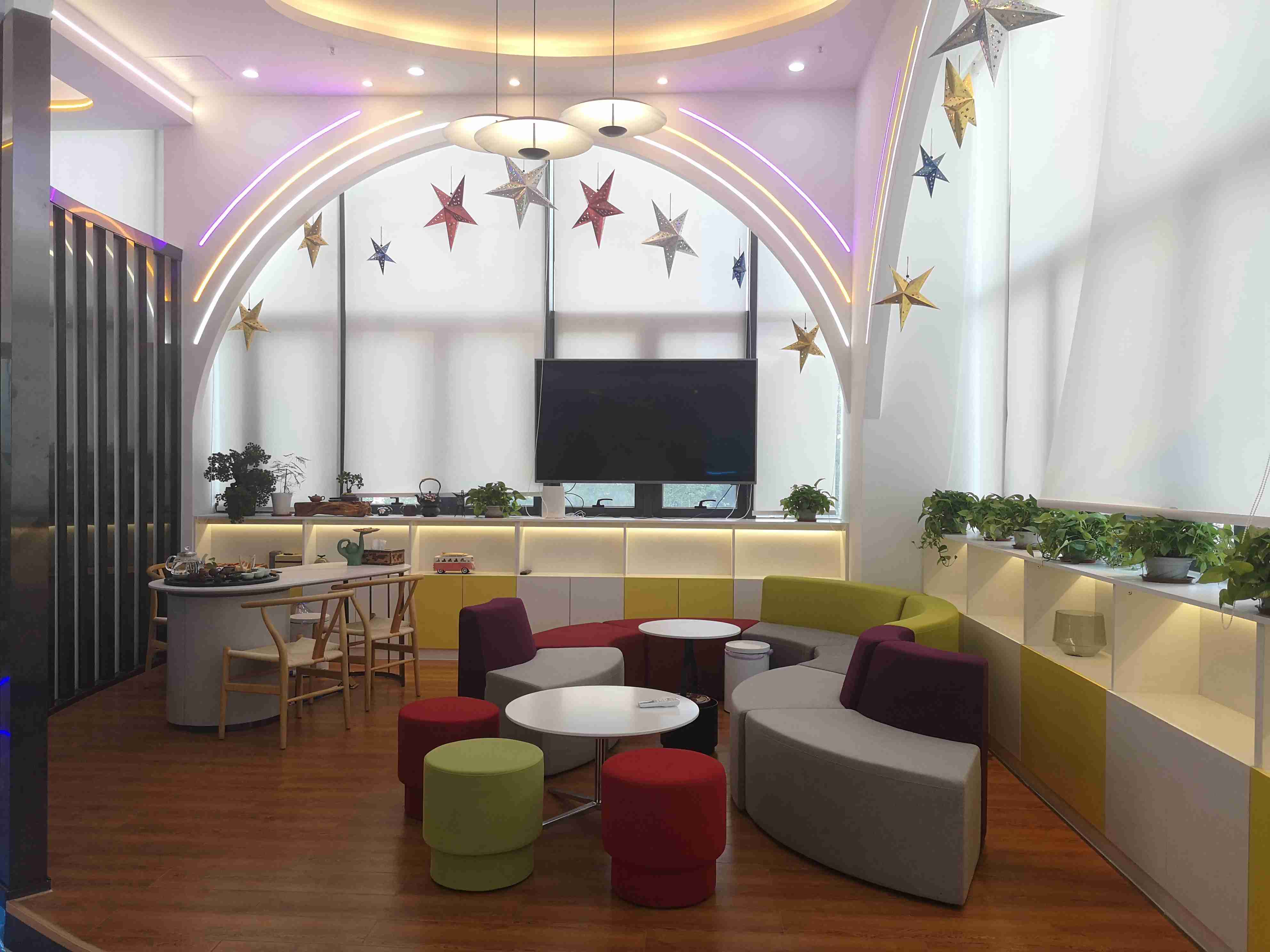 明亮舒適的接待區(qū)及產品展示區(qū)